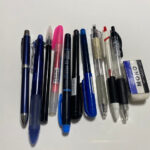 たくさんある文房具（ボールペンや蛍光ペン）