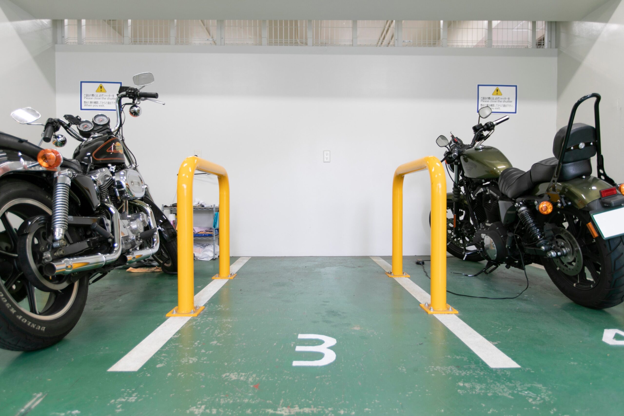 ハローストレージのバイクガレージの内観（提供写真）